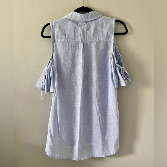 TRACTR | Cold Shoulder Button-Up Top - Picture 3 of 5